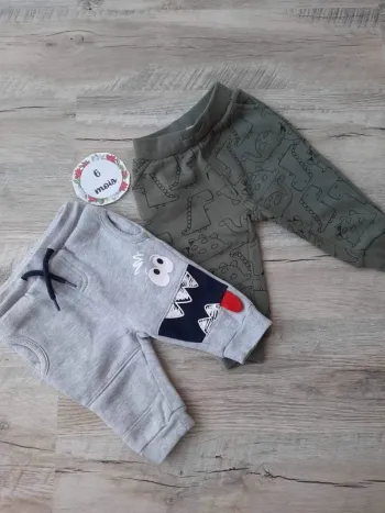 2 pantalons type jogging 6 mois excellent état