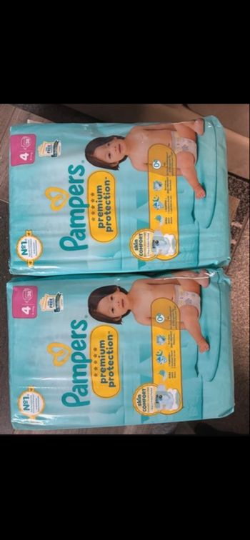 2 paquets de couches Pampers  t 4