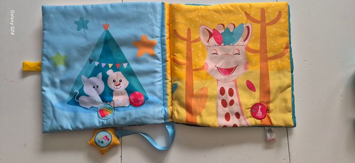 Lot livre interactif touch & play et le hochet shake shake Sophie la girafe - photo numéro 3