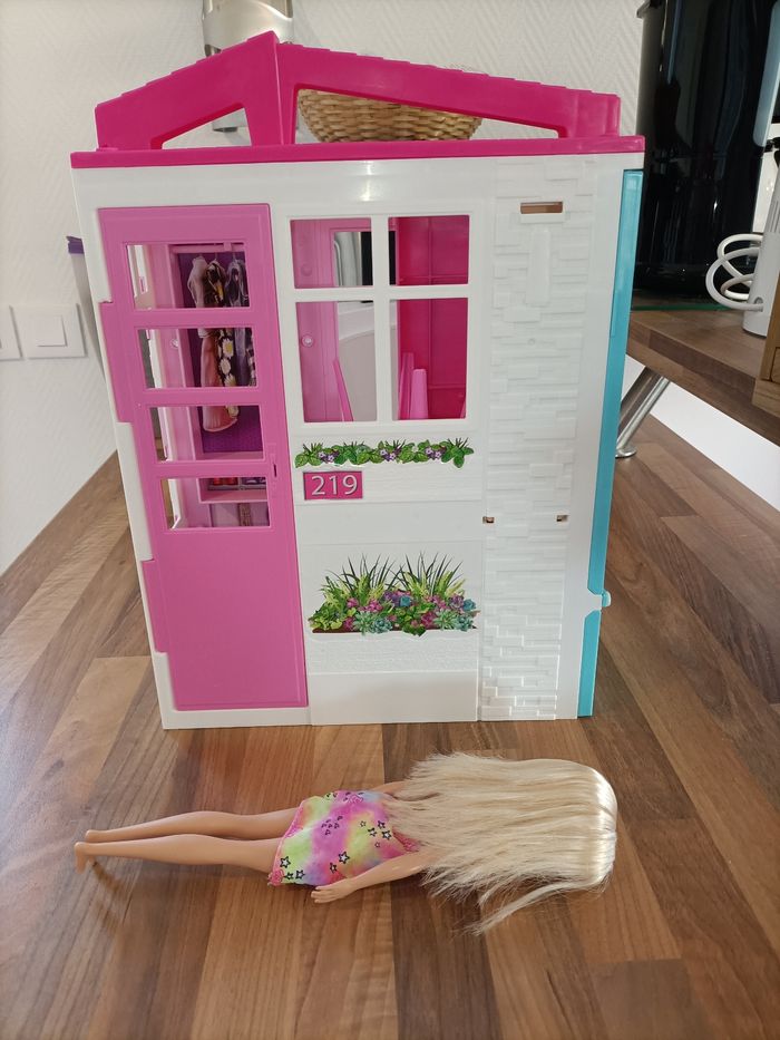 Jolie maison Barbie + 1 barbie + 2 tenues + meubles et accessoires - photo numéro 9