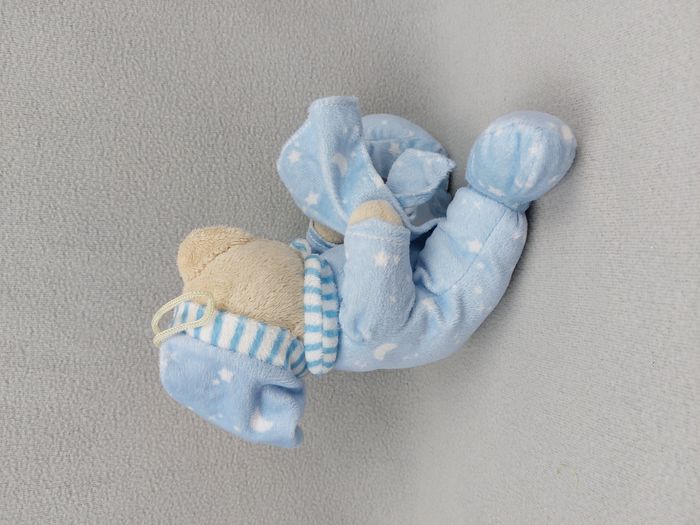 Peluche doudou ours pyjama bonnet bleu étoiles mouchoir 22 cm B&G International - photo numéro 2