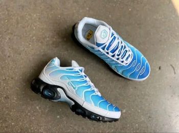 Nike tn enfant bleu ciel blanc noir 32