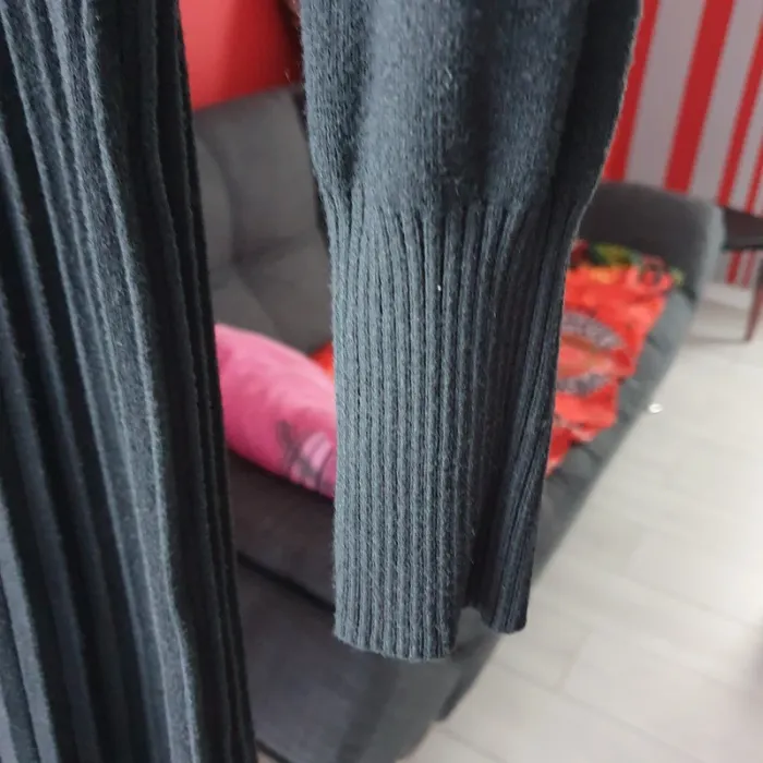 Mignonne robe noire assez epaisse. - photo numéro 2
