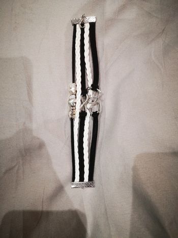 Bracelet noir et blanc à breloques