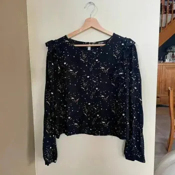 Blouse noire Jennyfer M imprimé espace, fusées & étoiles, manches longues, détail volanté V018