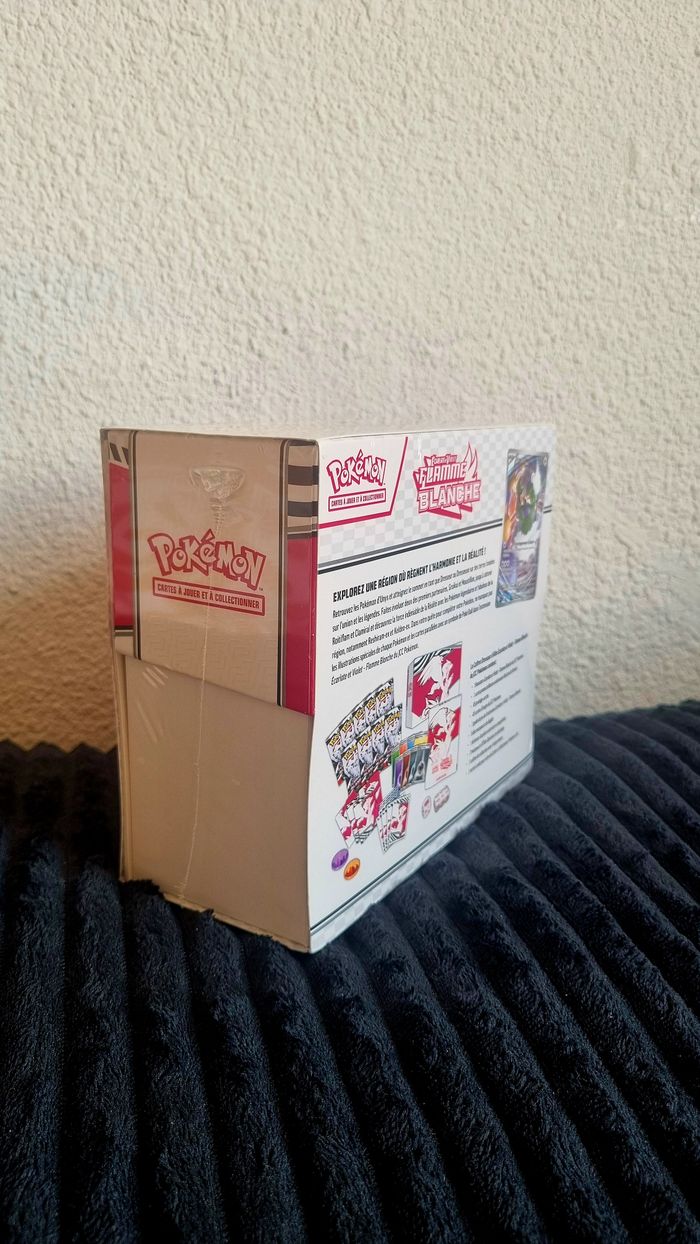 ETB Pokémon Flamme Blanche – Reshiram 10.5 Neuf & Scellé - photo numéro 3