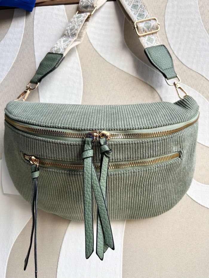 Sac banane vert velours côtelé