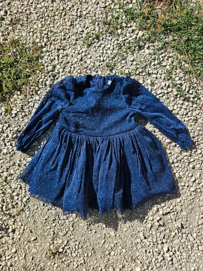 Vend robe bleu paillette 9 mois