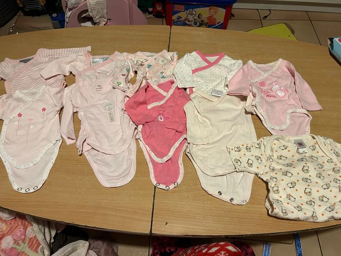 Lot de 20 vêtements taille 0mois sauf indiqué - photo numéro 4
