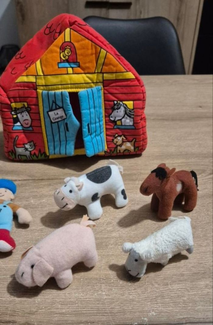 Ferme en tissus avec personnages - photo numéro 3