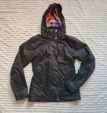 Coupe-vent Quechua noir – Capuche amovible – Taille XS, convient S – Très bon étati