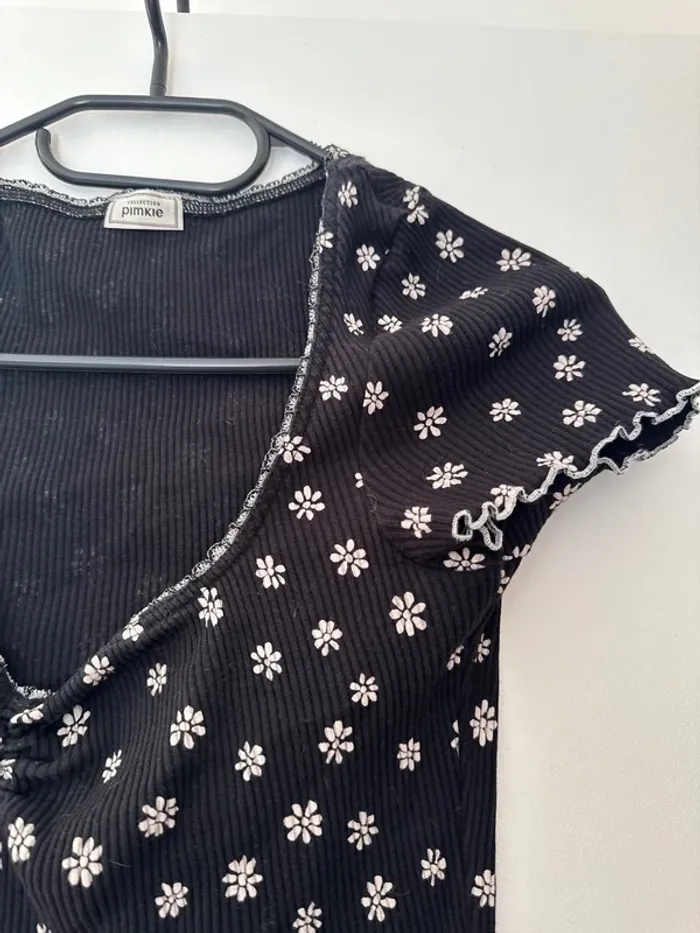 T shirt côtelé noir avec fleurs blanches Pimkie - photo numéro 2