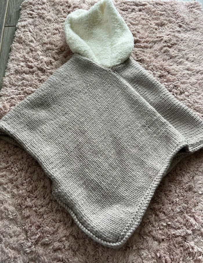 Poncho fait main avec Laine très douce au niveau de la capuche 2 ans - photo numéro 2