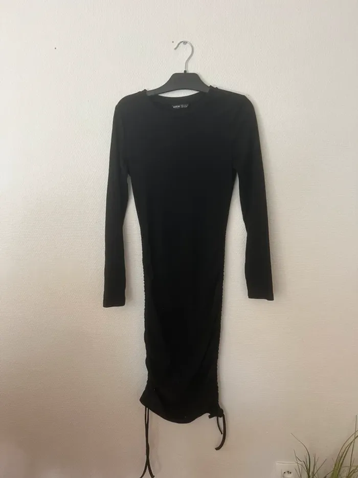 Robe moulante à cordons