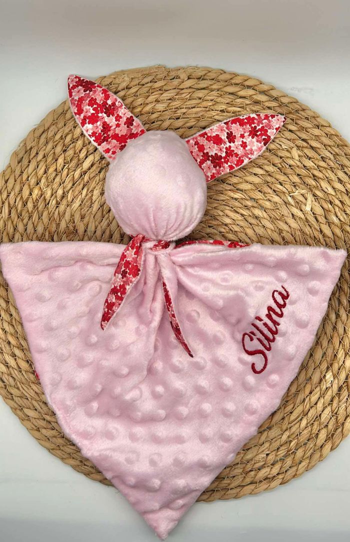 Doudou lapin + broderie fait main