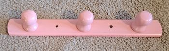 Ancien porte manteaux en bois, rose