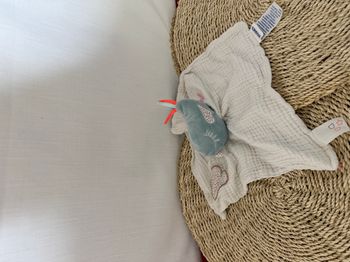 Oiseau NOUKIE'S doudou plat Charlie bleu et blanc