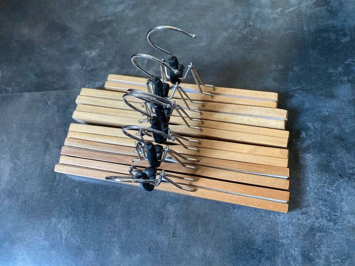 6 cintres pinces en bois