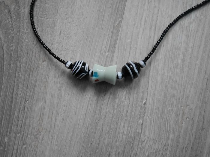 Collier noir en perles de verre ethnique - photo numéro 2