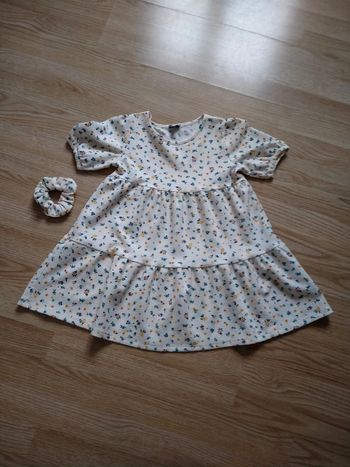 Robe beige a fleurs et son chouchou. Kiabi .
Taille 4 ans