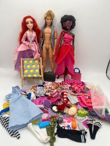 Lot 1 barbie+ 1ken + ariel, 20 vêtements et accessoires