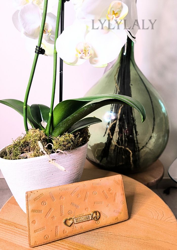 💛 Portefeuille vintage Moschino – Cuir camel embossé – Logo cœur & peace dorés