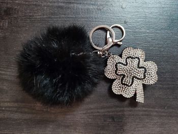 Porte clef ponpon doux noir et trèfle brillant