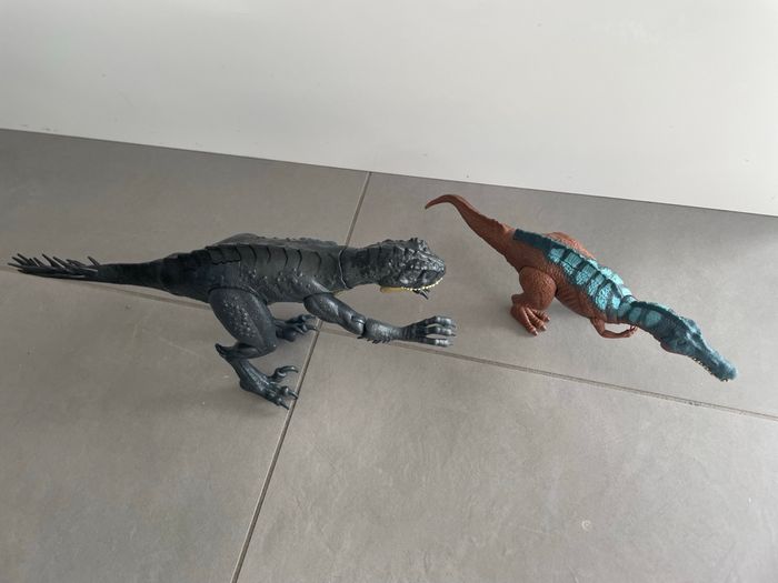 Lot de 2 dinosaures Jurassic World Figurine  Piles à change