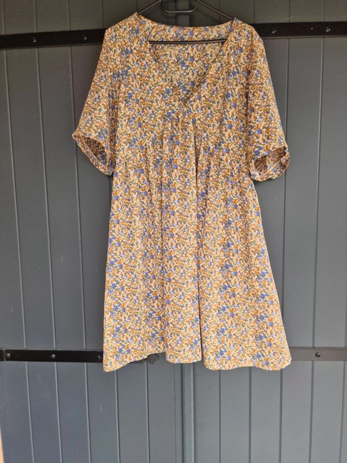 Robe mi longue noir volant a imprimé fleurs blanches