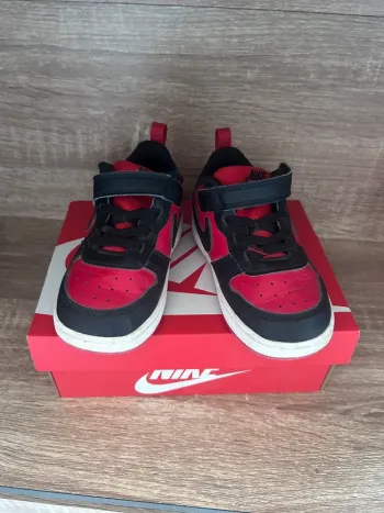 Basket Nike Jordan noir et rouge T25