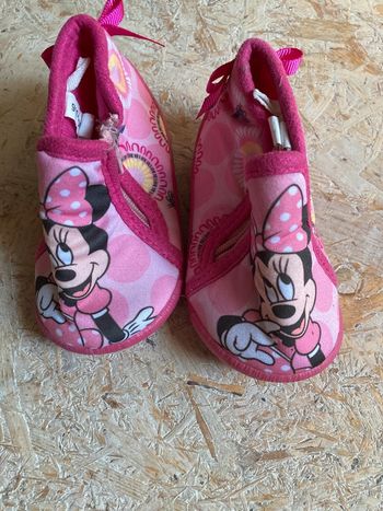 Chaussons Minnie Disney taille 18 – Très bon état, adorables et confortables !