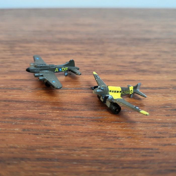 Lot de 2 avions de guerre micro machines