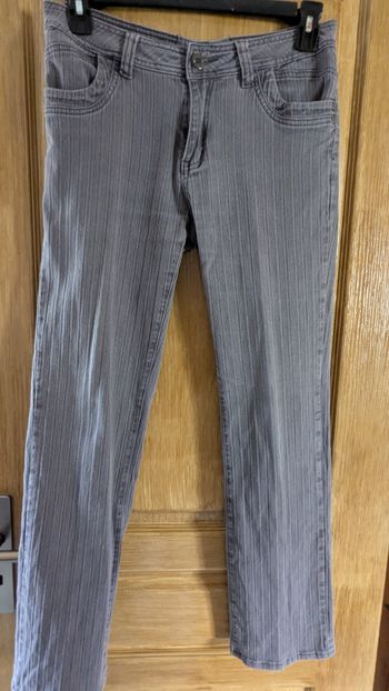 Pantalon gris anthracite, effet velours.