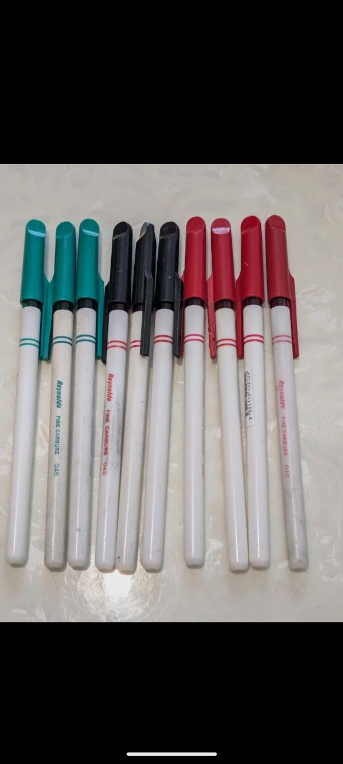 Lot de 10 stylos Reynolds, verts et rouges.
