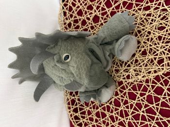 DOUDOU PELUCHE MARIONNETTE DINOSAURE JURASSIC WORLD triceratops