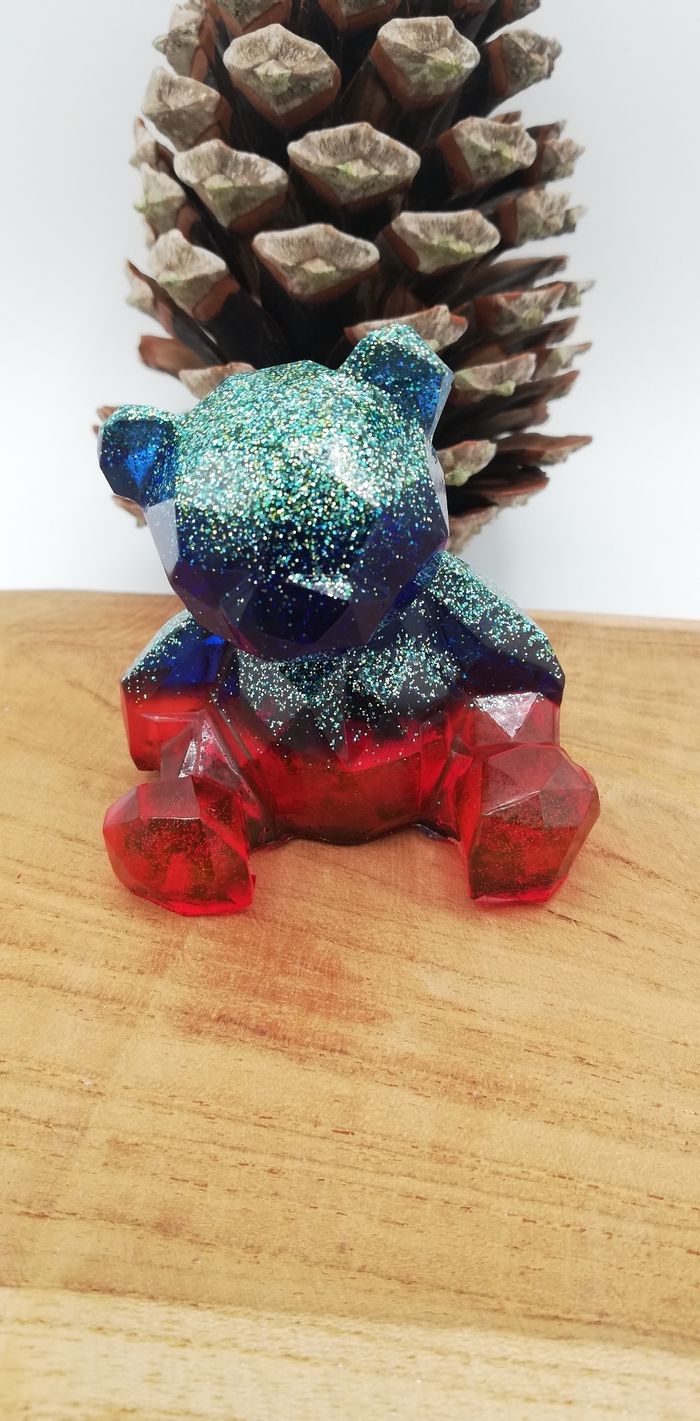 Ourson assis en résine