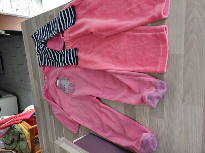 1 pyjama 1 pièce et 2 leggins pour filles Taille 18 mois