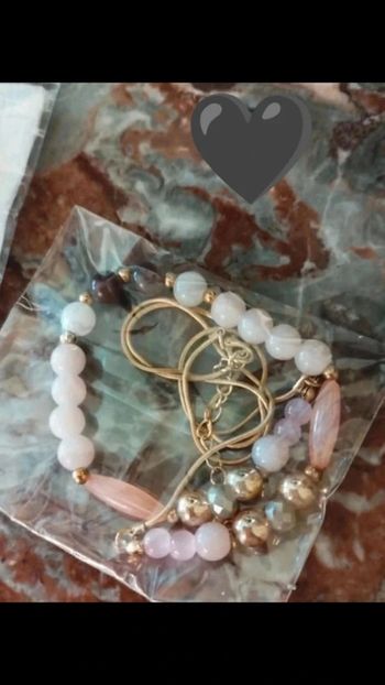 Collier avec pierres pastel chaine dorée neuf