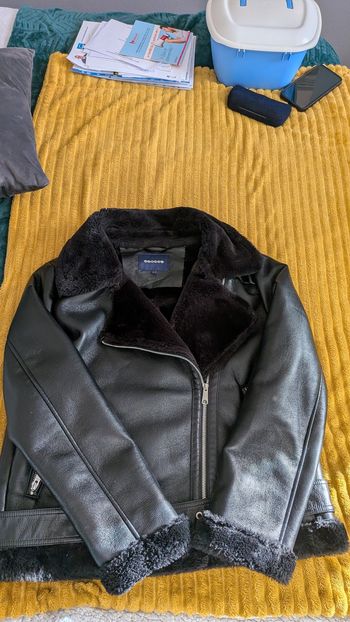 Veste en simili cuir et moumoute