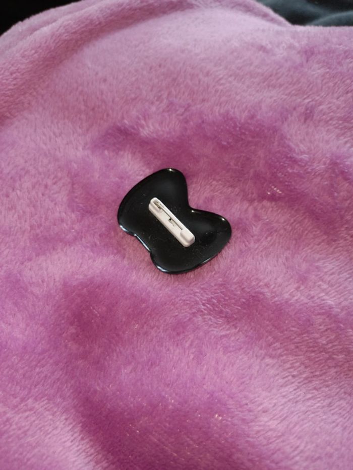 Broche manette console de jeu ancienne - photo numéro 2