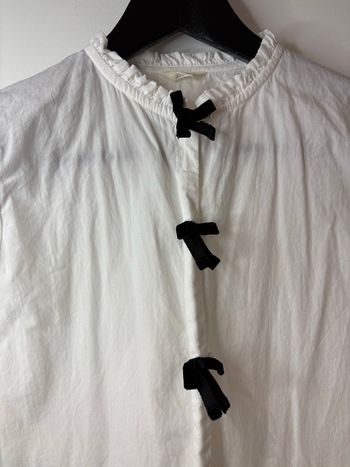 Blouse blanche avec noeuds 