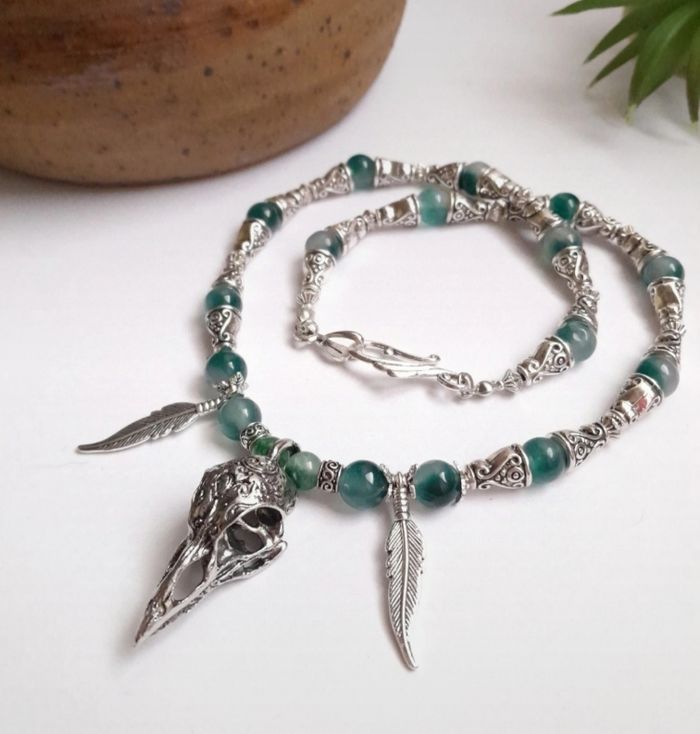 Collier crâne de corbeau ethnique celtique