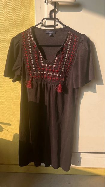Robe noire à broderies ethniques