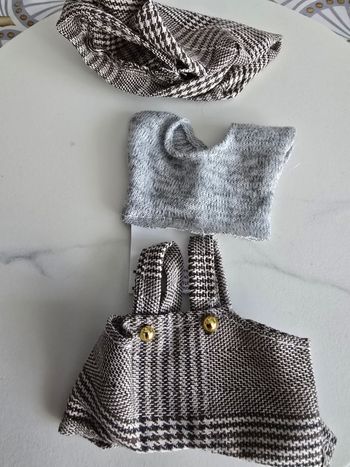 Vetement labubu casquette pull salopette