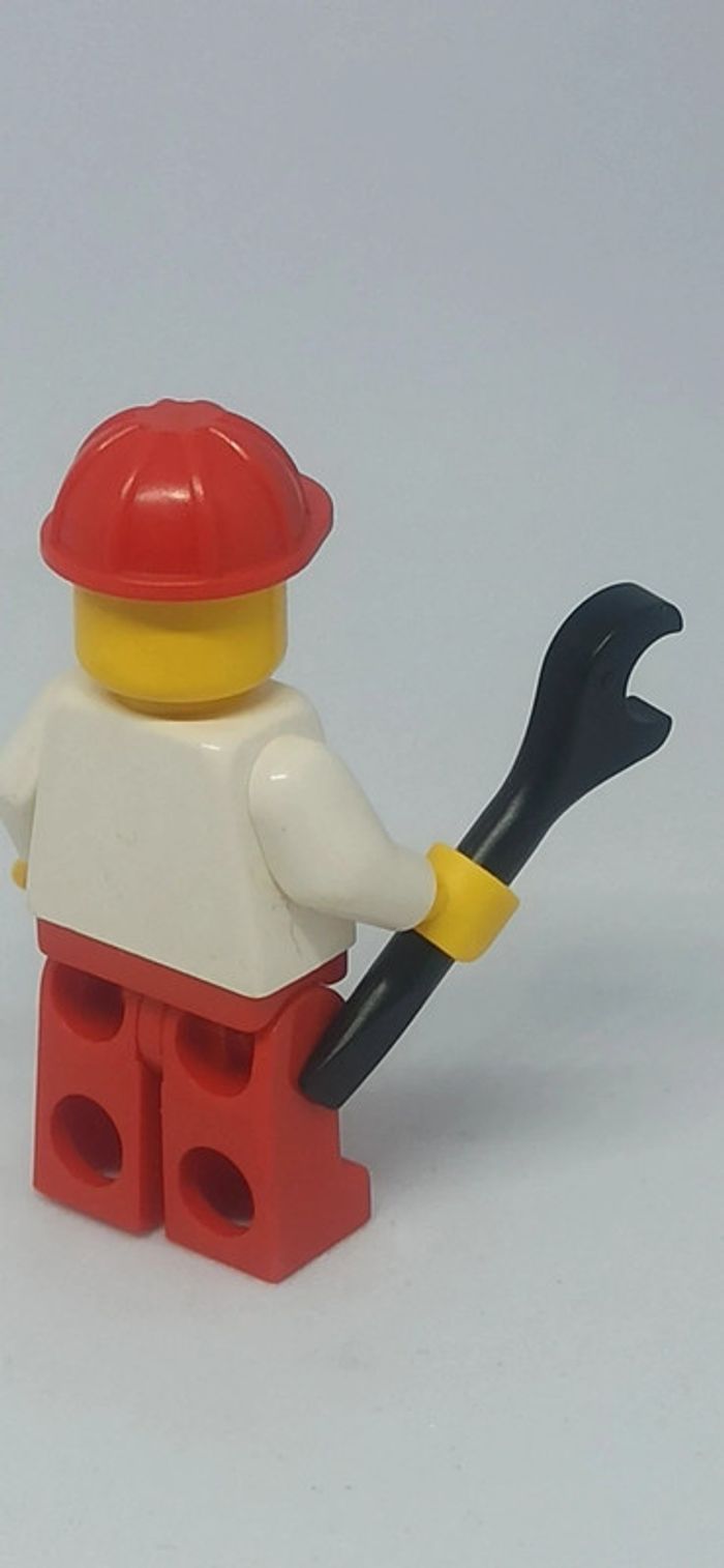 Homme cotte rouge avec clé lego - photo numéro 3