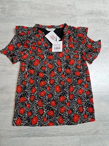 Blouse Naf Naf XS neuve avec étiquette noire blanche avec fleurs rouges