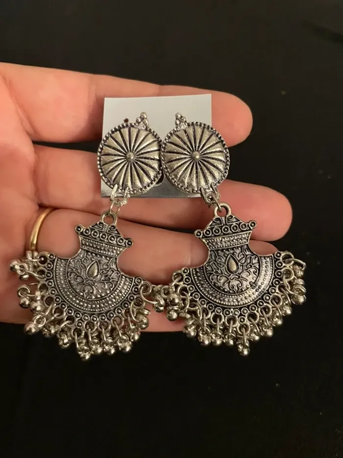 Boucles pendante en métal argenté - photo numéro 3