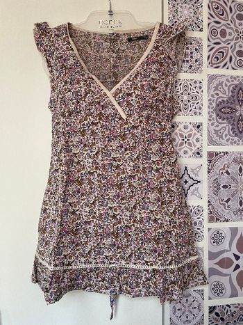 Tunique robe courte style liberty imprimé motif floral, ourlet avec dentelle