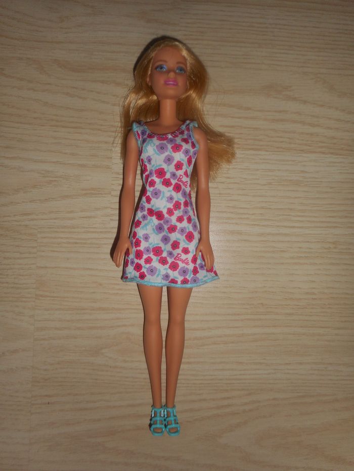 Poupée BARBIE avec Robe Fleurie + Sandales Turquoises