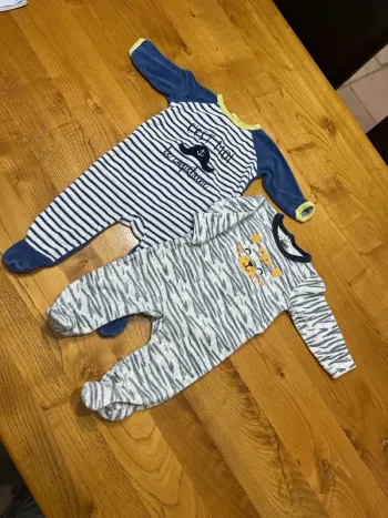 Vends pyjamas taille 6 mois